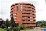 Botta Bouw LRH Invest, Mario Botta Zwitserland ism Buro B Genk, kantoor - 22.000 terra cotta tegels omhullen het gebouw